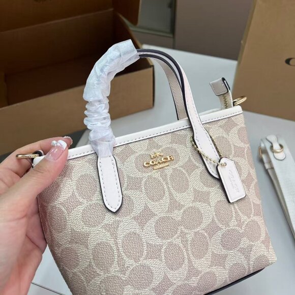 Coach's classic Mollie Tote bag Size: 25 x 22 - Picture 7 of 8